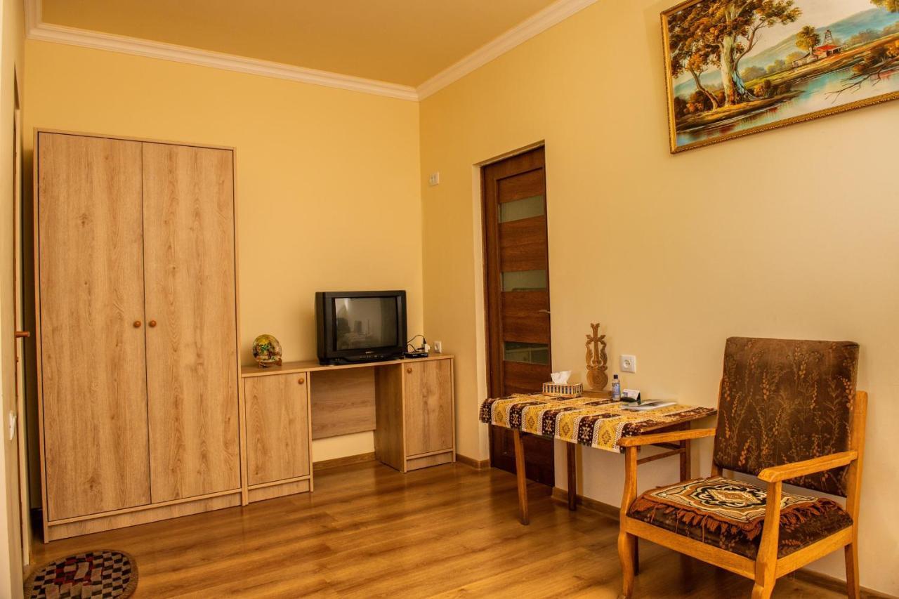 Hayi Tun Guest House Goris Exterior photo