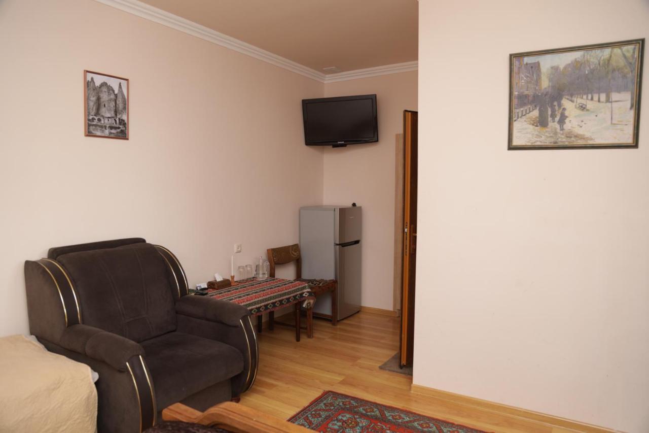 Hayi Tun Guest House Goris Exterior photo