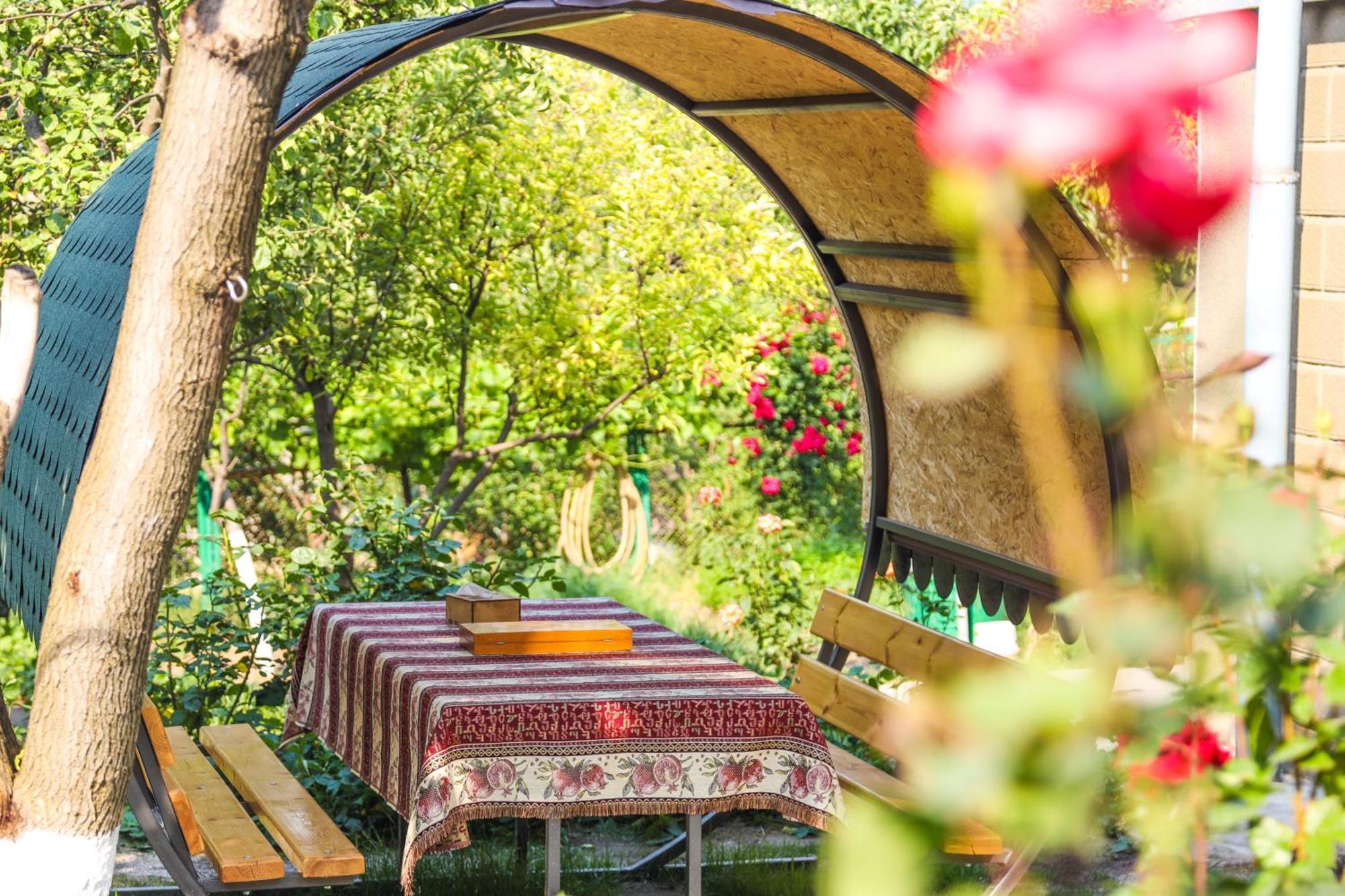 Hayi Tun Guest House Goris Exterior photo